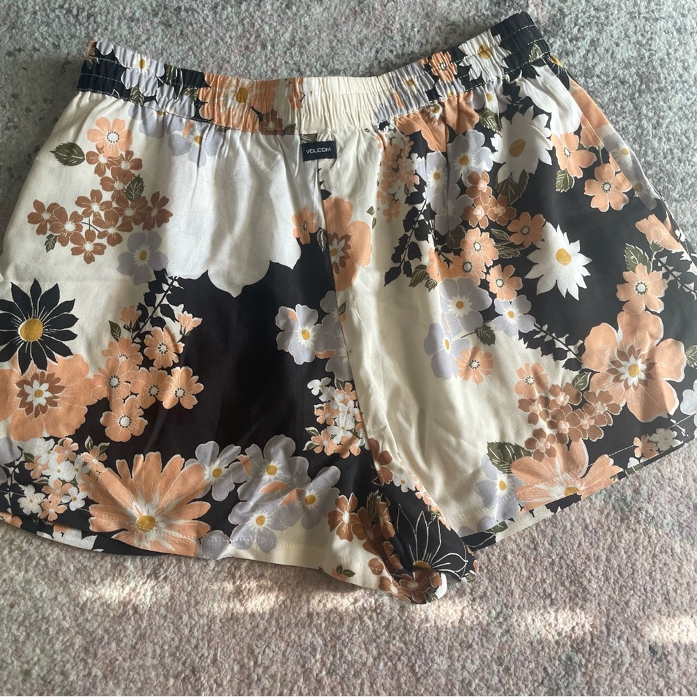 Volcom shorts - Picture 2 of 3